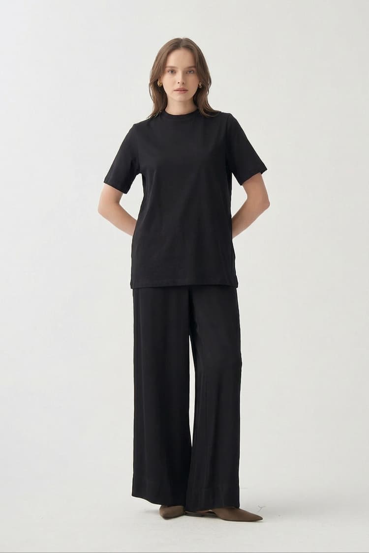 Bisiklet Yaka Ön Yüzünde Taş Kalp Aksesuarlı  Slim Fitilli T-Shirt